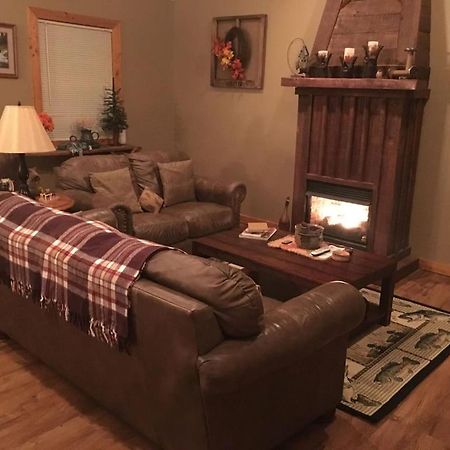 Gas Fireplace, Firepit, And Cedar Adirondack Chair Spencer Esterno foto