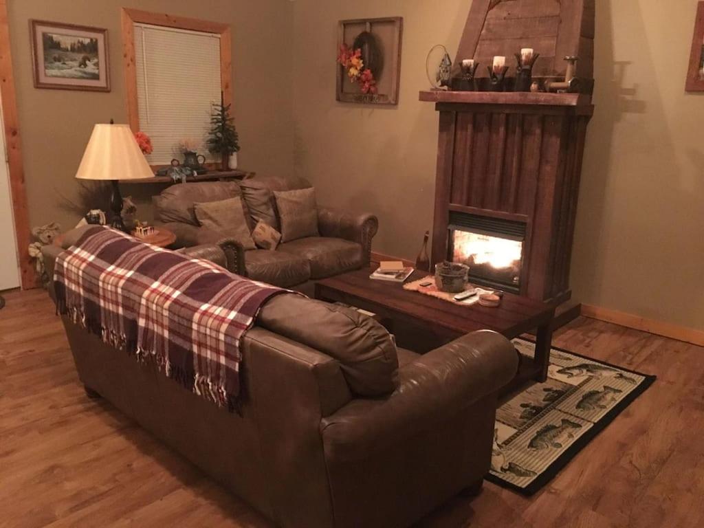 Gas Fireplace, Firepit, And Cedar Adirondack Chair Spencer Esterno foto
