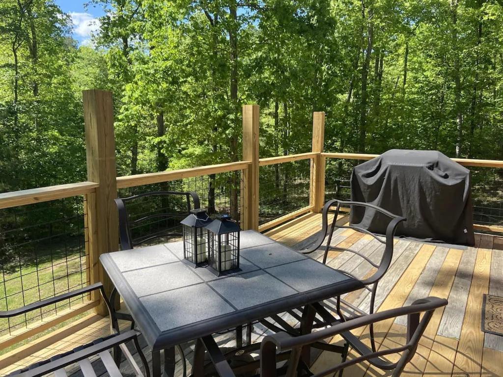 Gas Fireplace, Firepit, And Cedar Adirondack Chair Spencer Esterno foto
